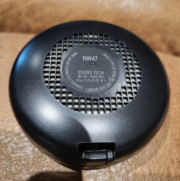 M•A•C Studio Fix Tech NW47 - Picture 3 of 3